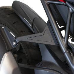 31100M : Caches de repose-pieds passager Pyramid Honda Hornet