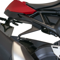 31100M : Beifahrer-Fußrastenabdeckungen Pyramid Honda Hornet