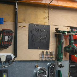 MET0006 : Placa decorativa Pyramid para CB1000 Honda Hornet